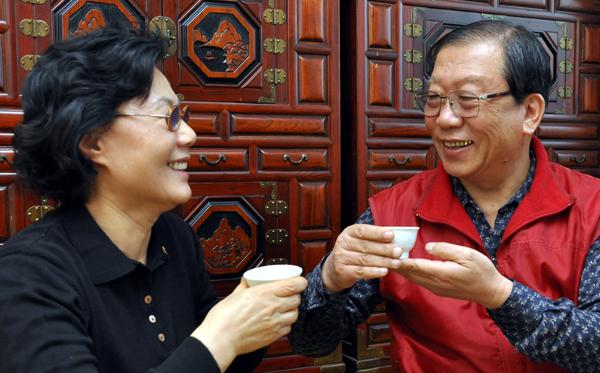 �κΰ� �Բ��ϴ� ���� �� ���� �Ƹ���ٴ� ȫ���� ���� ��������� ���� ������ ����� ���ÿ� �ٹ� ���濡�� ���� ���ø� �̾߱⸦ ������ �ִ�. 