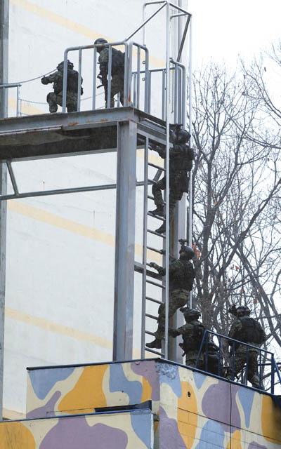 육군수도방위사령부 대테러요원들이 21일 오후 서울 경찰특공대 대테러훈련장에서 테러범이 숨어 있는 건물 안 진입을 위해 옥상으로 올라가고 있다.