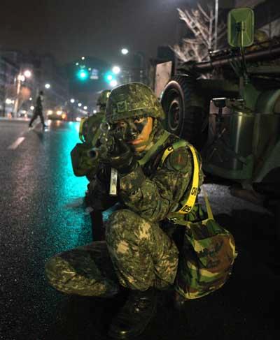 21일 새벽 육군수도방위사령부 경비단 소속 장병이 매서운 눈빛으로 경계태세를 취하고 있다.