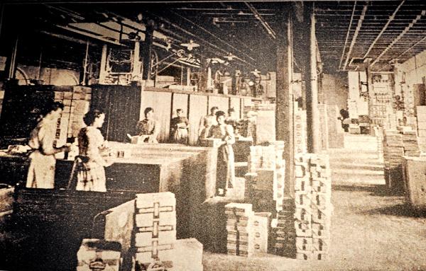 건빵은비스킷에서기원해발달한식품이다. 19세기뉴욕맨해튼에있던비스킷공장. (뉴욕관광지첼시마켓에전시된사진)