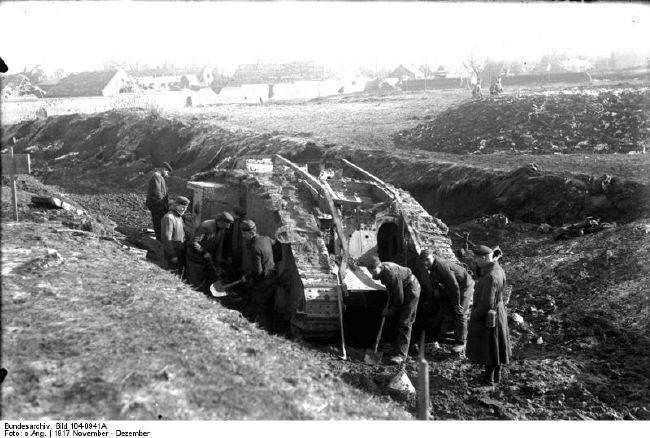 캉브레 전투 직후 구덩이에 파묻힌 채 노획된 영국 전차를 파내고 있는 독일군. 많은 영국 전차가 기동 불능이 된 채 독일군에 노획됐다.