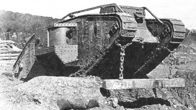 영국군의 Mk.IV전차(포를 장비한 수컷 모델). 주포가 Mk.I보다 약간 짧아졌다.