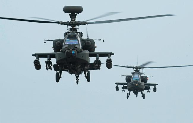 육군의 대형공격헬기로 미국 보잉 사의 AH-64E 아파치 가디언(일명 AH-64D 블록III 아파치 롱보우)이 결정됐다. 사진은 지난달 키 리졸브 연습에 참가한 미 육군2전투항공여단 소속 아파치 헬기들이 육군항공작전사령부 활주로를 이륙하고 있는 모습. 
이헌구 기자