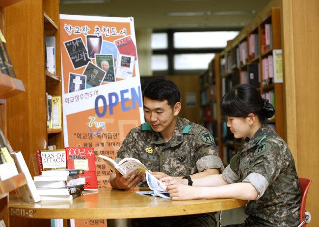 육사도서관에서 생도들이 학교장 추천도서를 읽고 있다.
