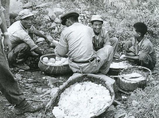 6·25전쟁 당시 주먹밥을 뭉치는 모습.