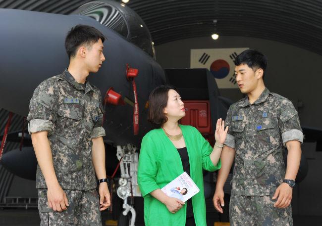 김동주 상병에게 여자친구와 전화 통화하는 요령을 알려주고 있는 김지윤 소장. 