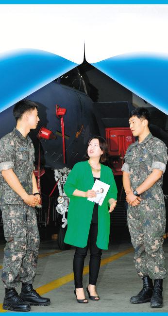 김지윤(가운데) 좋은연애연구소장이 공군11전투비행단 김동주(오른쪽)·김세준 상병을 만나 군 장병들이 알아둬야 할 연애의 노하우를 설명하고 있다. 
공군11전비 김정현 중사 제공 
