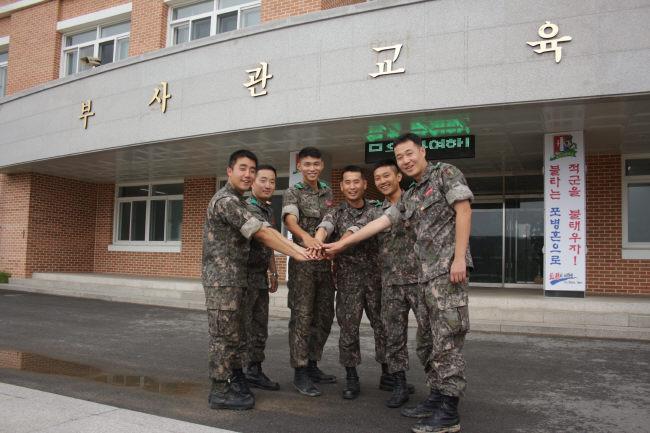 포병학교 김점태(원사·왼쪽 넷째) 포병운용 교관과 초·중급반 교육생들이 부사관 교육대 앞에서 포즈를 취하고 있다.