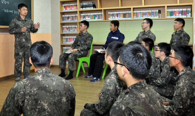 공군1전비 독서토론동아리 ‘나무아래’ 회원들이 ‘오거서’에서 독서토론을 하고 있다.