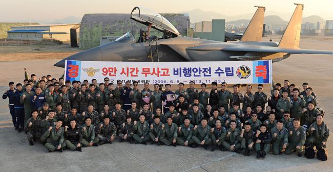 공군11전투비행단 장병들이 지난 13일 오후 9만 시간 무사고 비행기록 수립 직후 F-15K 전투기 앞에서 기념촬영을 하고 있다.
사진제공=김정현 중사