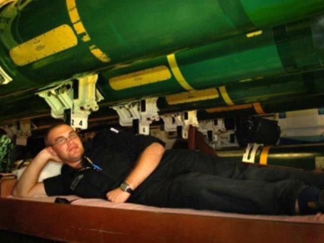 잠수함의 침대 수는 승조원 수보다 부족하다.그래서 침대에서 자던 승조원이 당직임무 교대차 일어날 때까지 기다리다 재빨리 그 자리에 들어가야 했다. 이것을 잠수함에서는 핫 벙커(Hot Bunker)라 부른다. 사진은 가끔 승조원의 휴식공간으로 이용되기도 한 잠수함의 어뢰실.