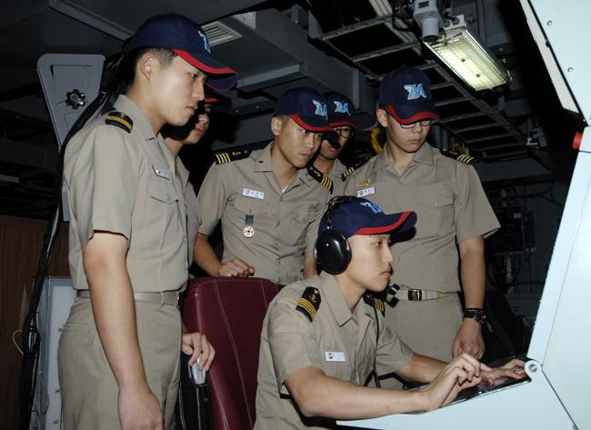 해사68기 사관생도들이 순항훈련 기간 중 함정내에서 실습을 하고 있다.부대제공