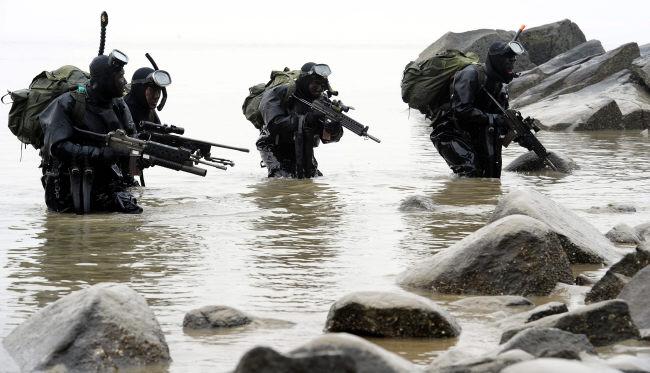 드라이 슈트를 착용한 해병대2사단 수색대대 특수수색중대원들이 수영으로 가상의 적 해안에 침투해 이동하고 있다.