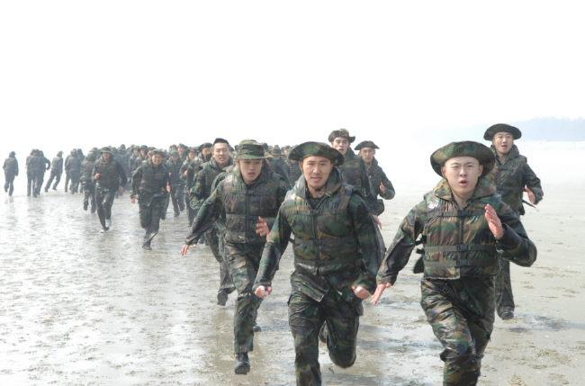 해병대 실습교육에 참가한 해사 1학년 생도들이 경북 포항시 도구 해안을 질주하고 있다. 해사는 미래를 주도하는 해군·해병대 장교 양성을 목표로 체계적인 학년별 교육과정을 운용하고 있다. 
해사제공