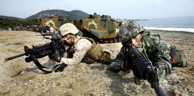 한국 해병대의 상륙돌격장갑차에서 내린 한미 해병대 장병들이 전방을 주시하며 사격자세를 취하고 있다. 조용학 기자