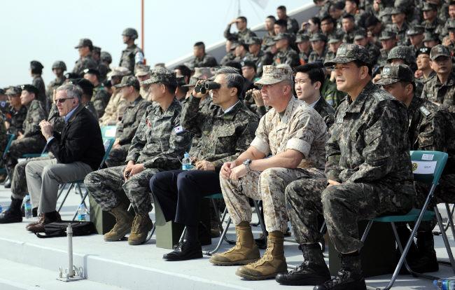 김관진 국방부 장관이 한미 해병대의 해안상륙 장면을 망원경으로 살펴보고 있다. 
포항=홍승완 기자