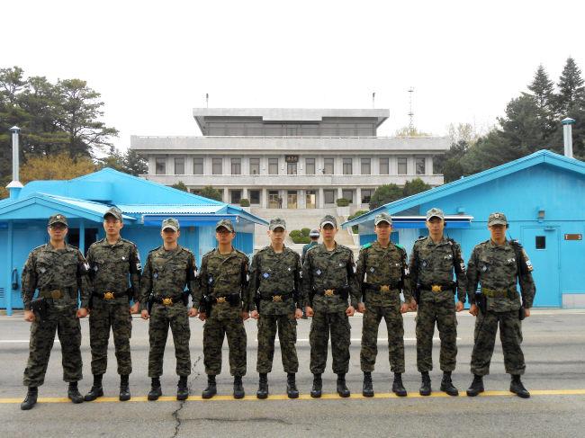 JSA경비대대 의무반 대원들이 판문점 앞에서 기념촬영 하고 있다. 
부대제공