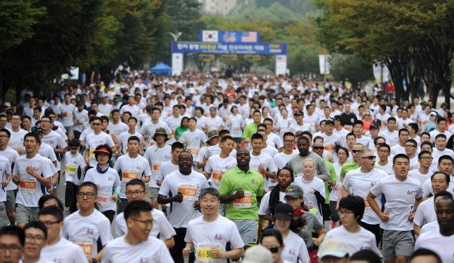 건군 66주년 국군의 날 기념 제11회 국방일보 전우마라톤대회가 오는 20일 서울 여의도 너른들판 광장에서 열린다. 사진은 지난해 한미동맹 60주년을 기념하는 제10회 대회에서 한미 장병과 일반인들이 화합의 레이스를 펼치고 있다. 
조용학 기자