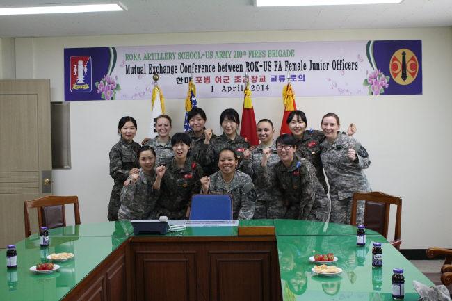 한미 포병 여군들이 지난 4월 포병학교에서 교류행사를 가진 후 기념촬영 하고 있다.
포병학교 제공