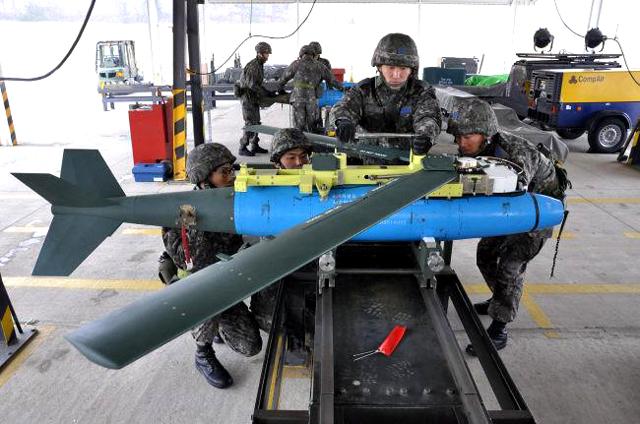 공군16전투비행단 장병들이 500파운드짜리 재래식 항공폭탄(MK-82)에 폭탄용개조키트를 장착, 정밀유도무기로 변신시키고 있다. 이석종 기자