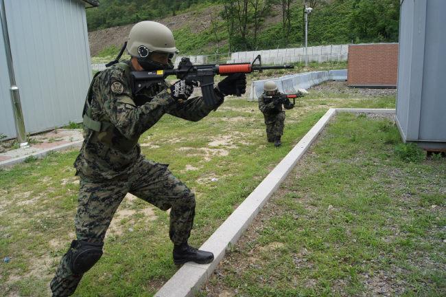 훈련상황(2) 역할 팀 훈련은 팀워크와 전술적 행동요령을 습득하게 해주며 투사체가 발사되는 훈련시스템은 피탄에 대한 두려움 때문에 엄폐사격을 하게 만든다.  
필자 제공