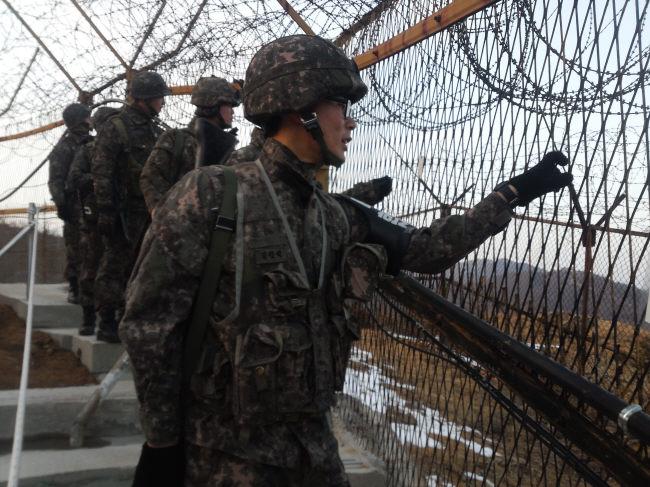 지난 2월 전방 GOP를 방문해 경계 체험을 하고 있는 군악대 대원들.  
부대 제공