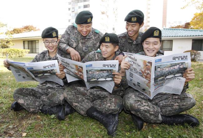 2014년 11월 5일자 제14527호 국방일보를 열독하고 있는 장병들.