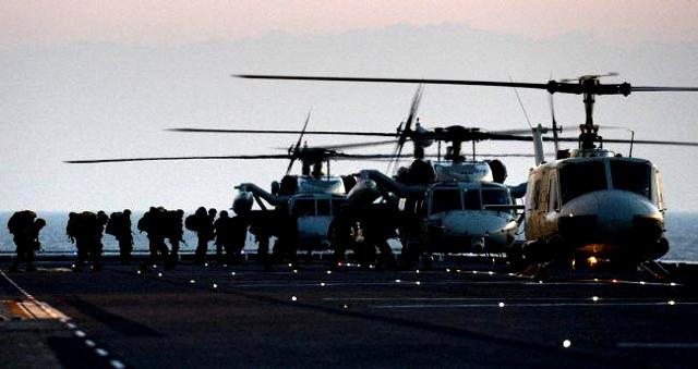 18일 경북 포항시 독석리 해변 일대에서 2014 호국훈련의 일환으로 해군·해병대 합동상륙훈련 '결정적 행동'이 실시된 가운데 해군 독도함 갑판에서 상륙군들이 공중돌격작전을 위해 UH-60 헬기에 탑승하고 있다.
