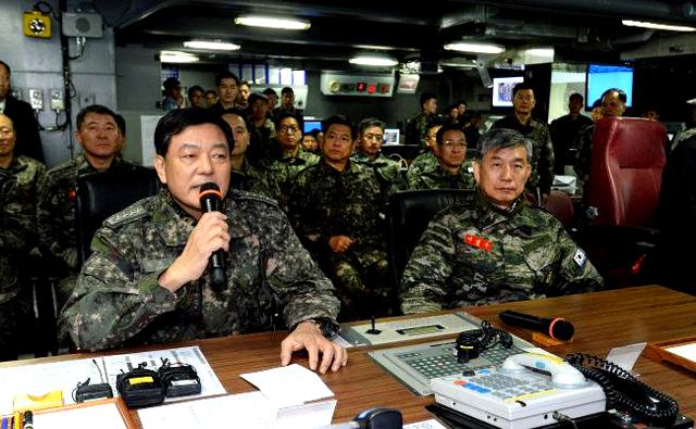 해군 독도함을 방문한 황기철(왼쪽) 해군참모총장이 전투지휘소에서 장병들의 노고를 치하한 후 성공적인 훈련을 당부하고 있다.