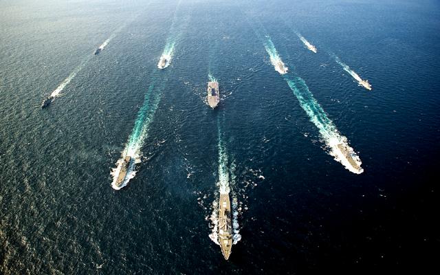 독도함을 위시한 해군 함정들이 상륙작전을 위해 기동하고 있다.