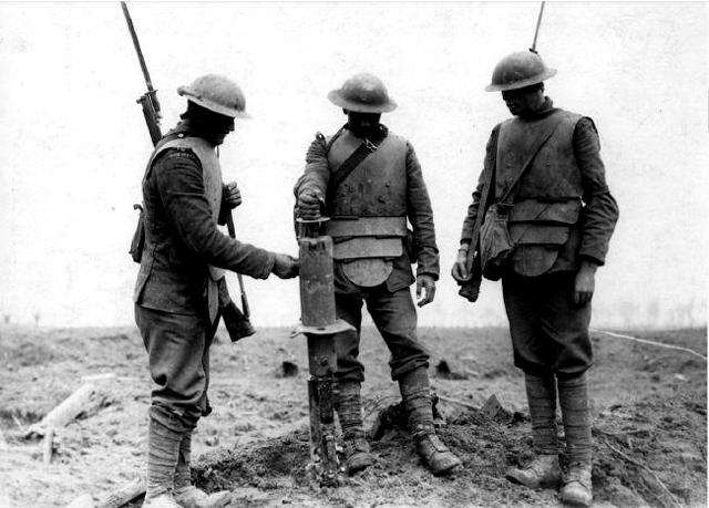 제1차 세계대전 초기 독일군은 지금의 방탄조끼와 비슷한 방탄 갑옷을 입었다. 독일군에게서 노획한 방탄복을 입고 있는 영국군 병사들.   필자 제공
