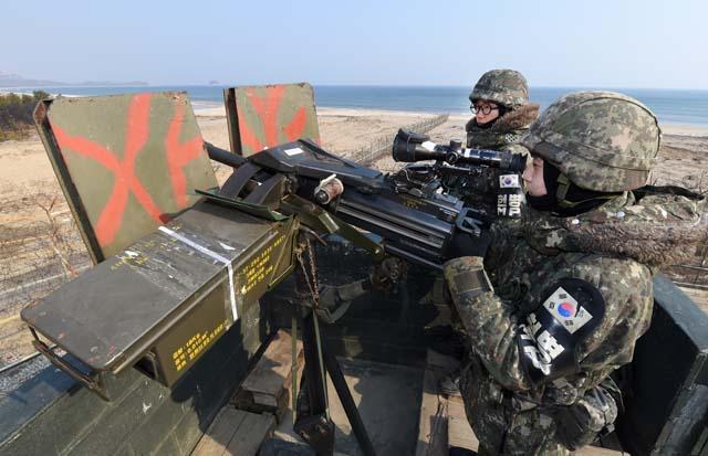 육군22사단 해안DMZ 초소의 병사들이 K4고속유탄발사기를 잡고서 철책 너머를 응시하고 있다.