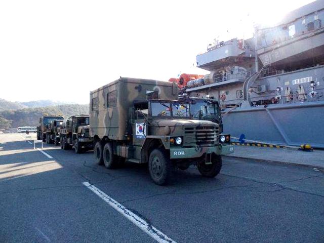 해군 상륙함으로 수송된 필리핀 재건지원단 아라우 부대의 장비·물자가 올해 초 진해항으로 들어오고 있다. 해상 수송 물자·장비는 육군종합보급창 예하 2보급단으로 옮겨져 재분류된 후 다시 각 야전부대로 보급된다.  부대 제공