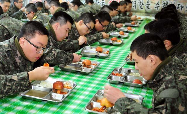 육·해·공군 장병들은 3군통합군수지원 개념 아래 동일한 표준식단에 따라 같은 식사를 한다. 사진은 지난해 1월 육군28사단 신병교육대대 훈련병들이 고된 훈련 뒤 식사를 하고 있는 모습. 이헌구 기자