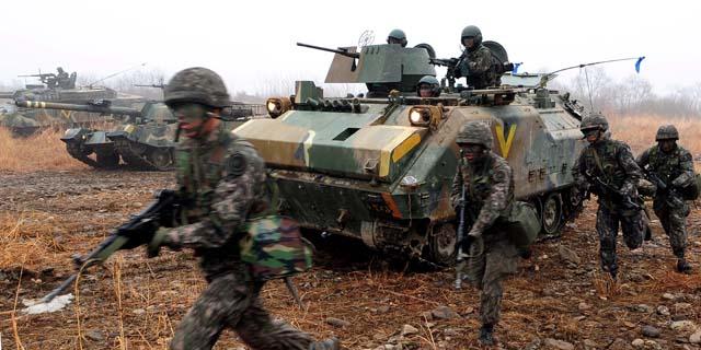 육군26사단 장병들이 K200 장갑차를 활용한 보전협동작전 수행 훈련을 하고 있다. 국방일보 DB
