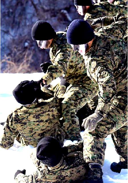 비니를 착용한 육군특전사 천마부대 장병들이 올해 초 강원 황병산일대에서 설한지 극복훈련을 하고 있다.  이경원 기자