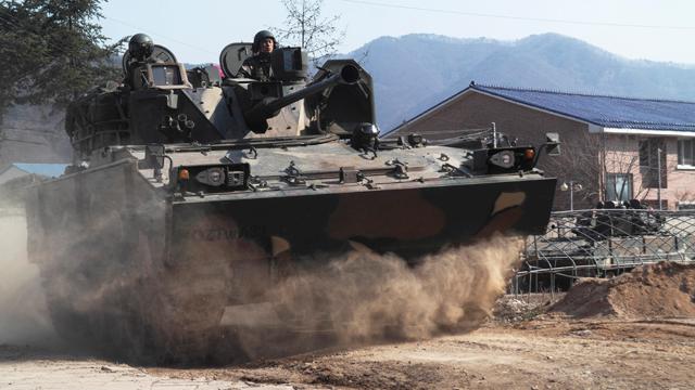 육군수도기계화보병사단 비호여단이 최근 실시한 전술훈련평가에서 K-21 장갑차가 기동하고 있다. 

사진 제공=강창수 중위