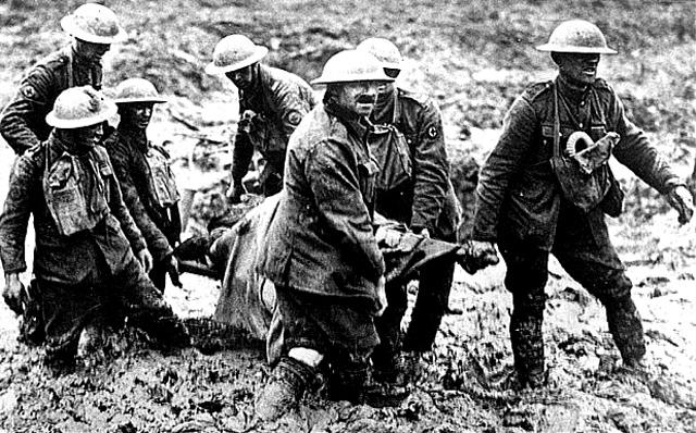 제1차 세계대전 때 영국 군의관들은 항생제가 떨어지자 마늘로 대신했다. 사진은 들것에 부상병을 실어 나르는 영국 위생병들.