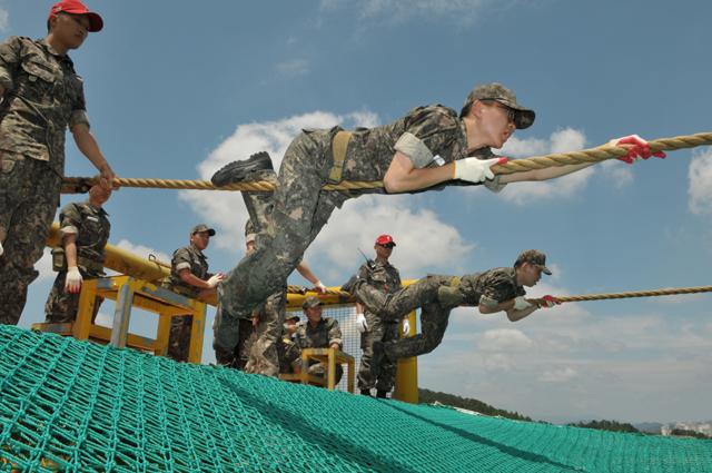 공군 교육사령부 신병교육대대에서 훈련병들이 강도 높은 유격훈련을 받고 있다. 공군 제공