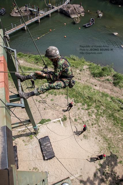 육군간부들이 지난해 보병학교에서 진행한 ‘전문유격과정’ 중 강도 높은 훈련을 받고 있다. 육군보병학교 제공