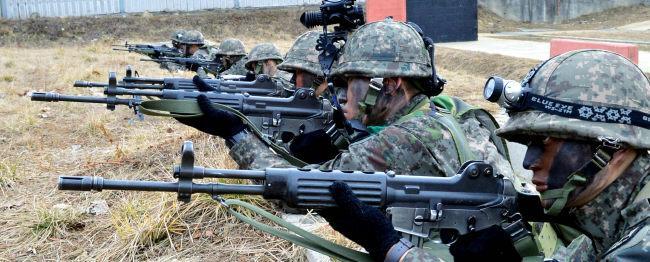육군52사단 장병들이 K2 소총 실사격 훈련을 하고 있다. 국방일보 DB