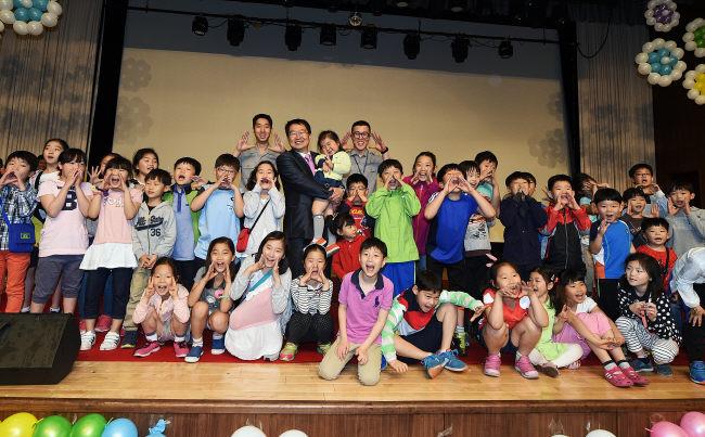 백승주 국방부 차관이 서울 용산구 다문화가정 및 복지시설 아동들과 기념촬영을 하고 있다.         이경원 기자