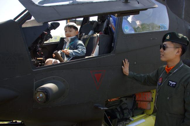 육군항공작전사령부 어린이날 행사에서 한 초등학생이 코브라(AH-1S)헬기 탑승 체험을 하고 있다.              
부대 제공