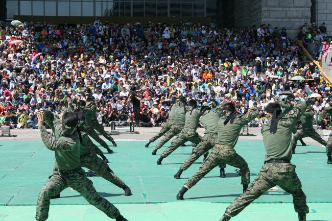 육군특수전사령부 비호부대원들이 전쟁기념관 평화의 광장에서 화려한 특공무술 시범을 보이고 있다.       
사진 제공=윤영초 대위