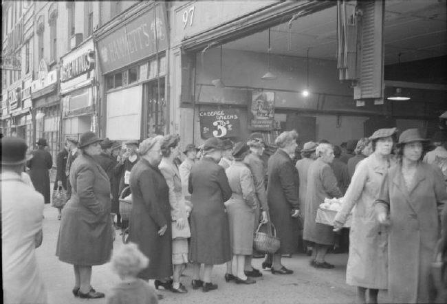 피시 앤드 칩스는 제2차 세계대전 때 식료품이 부족한 상황에서 영국의 국민음식으로 자리 잡았다. 사진은 식료품 구매를 위해 줄을 선 런던 시민.