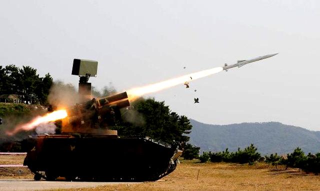 국방과학연구소(ADD)가 개발한 한국형 단거리 지대공 유도무기(KSAM) 천마의 실사격 장면. 국방일보DB