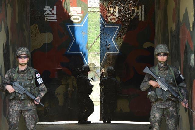 비무장지대(DMZ)로 향하는 통문을 지키고 있는 육군6사단 용문산연대 ○○통문소초 장병들이 9일 통문을 열고 있다.