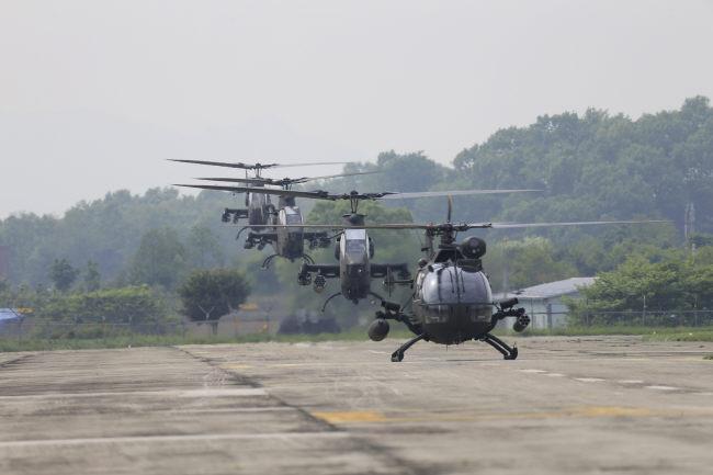 임무를 마치고 귀환하는 BO-105 정찰헬기(맨 앞)와 AH-1S 헬기.  부대 제공