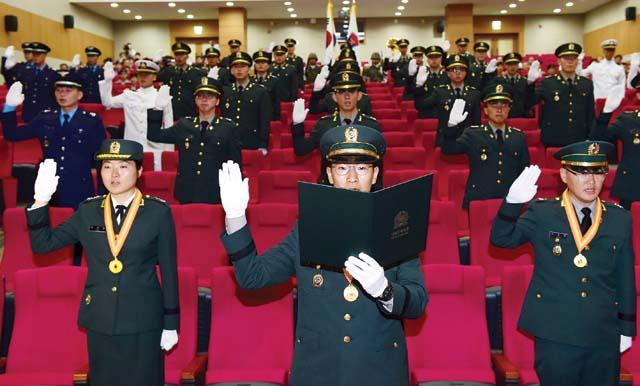지난달 26일 충북 영동군 육군종합행정학교에서 열린 제73기 군종사관 임관식에서 신임 군종장교가 임관선서를 하고 있다. 한재호 기자
