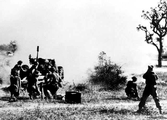 임팔전투에서 일본군의 공격에 맞서 영국군이 포격을 하는 모습. 사진=필자 제공